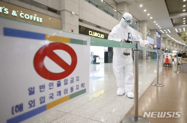 [인천공항=뉴시스] 고승민 기자 = 영국에서 확산한 코로나19 변이 바이러스가 국내에도 유입된 것으로 알려진 이튿날인 29일 인천국제공항 1터미널에서 관계자들이 방역을 하고 있다. 2020.12.29. kkssmm99@newsis.com