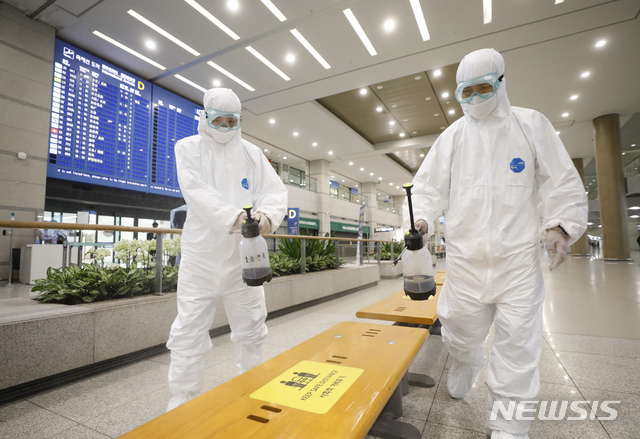 [인천공항=뉴시스] 고승민 기자 = 영국에서 확산한 코로나19 변이 바이러스가 국내에도 유입된 것으로 알려진 지난해 12월29일 인천국제공항 1터미널에서 관계자들이 방역을 하고 있다. 2021.01.16. kkssmm99@newsis.com