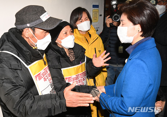 [서울=뉴시스] 김진아 기자 = 백혜련 국회 법사위 법안심사제1소위 위원장이 29일 오전 서울 여의도 국회에서 열린 법제사법위원회 법안심사제1소위원회 참석하며 중대재해기업처벌법 제정을 촉구하는 고 이한빛PD 아버지 이용관 씨, 고 김용균씨 어머니 김미숙 김용균재단이사장, 강은미 정의당 원내대표와 이야기를 나누고 있다. (공동취재사진) 2020.12.29. photo@newsis.com