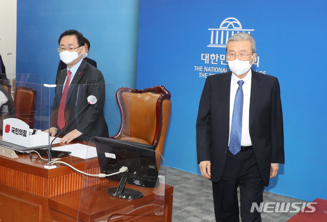 [서울=뉴시스] 김진아 기자 = 국민의힘 김종인 비상대책위원장과 주호영 원내대표가 29일 오후 서울 여의도 국회에서 열린 제1차 온택트 정책 워크숍에 참석하고 있다 (공동취재사진) 2020.12.29. photo@newsis.com