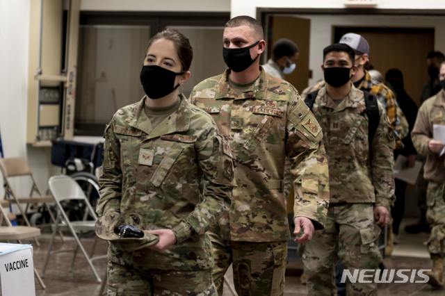 [서울=뉴시스]29일 경기도 평택 오산공군기지에서 주한미군들이 모더나 코로나19 백신을 접종하기 위해 줄을 서고 있다. 주한미군 관계자는 전날 미군 라디오 방송(AFN)에 출연해 "29일부터 경기 오산과 평택, 전북 군산 기지의 의료진과 지원 인력에 대한 코로나19 백신 접종이 시작된다"고 밝혔다. 2020.12.29. (사진=주한미군 제공) photo@newsis.com