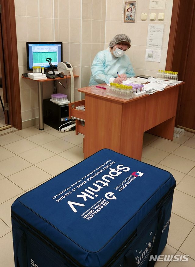 [민스크=AP/뉴시스]29일(현지시간) 벨라루스 의료시설에서 러시아산 코로나19 백신 '스푸트니크V' 접종을 준비하고 있다. 2020.12.29.