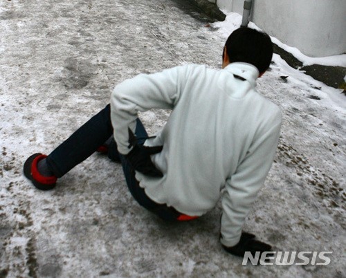 [서울=뉴시스] 눈으로 인한 빙판길에서는 낙상 사고가 발생할 수 있어 주의가 필요하다. (사진=세연마취통증의학과의원 제공). 2020.12.30.