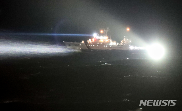 [제주=뉴시스]우장호 기자 = 제주도 앞바다에 풍랑경보가 발효된 30일 제주항 북서쪽 약 2.6㎞ 해상에서 해경이 32명민호(39t) 구조작업을 하고 있다. 한림선적 저인망어선 32명민호(39t)는 지난 29일 오후 7시44분께 제주해경에 전복 신고가 접수됐다. 2020.12.30. woo1223@newsis.com