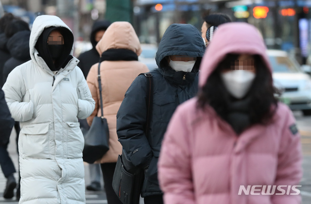 [서울=뉴시스] 고승민 기자 = 전국 기온이 전날보다 10도 이상 큰 폭으로 떨어지는 등 세밑한파가 시작된 30일 서울 광화문 사거리에서 옷을 두텁게 입은 시민들이 출근하고 있다. 2020.12.30. kkssmm99@newsis.com