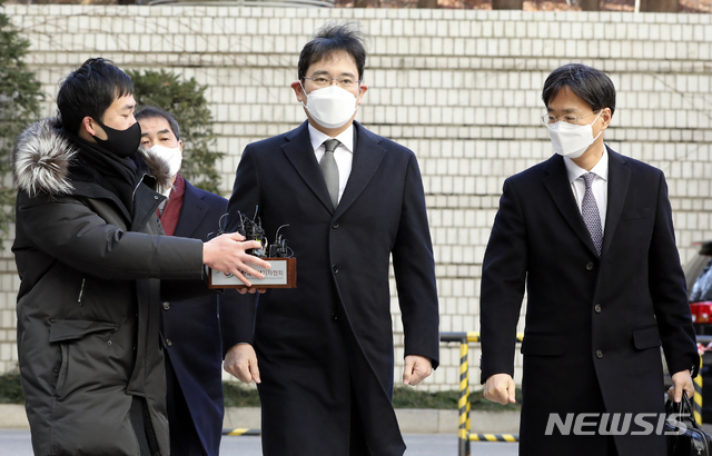 [서울=뉴시스]최진석 기자 = 이재용 삼성전자 부회장이 30일 오후 서울 서초구 서울고등법원에서 열린 국정농단 관련 파기환송심 10차 공판에 출석하고 있다. 2020.12.30. myjs@newsis.com