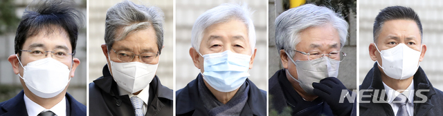 [서울=뉴시스]최진석 기자 = 이재용(왼쪽부터) 삼성전자 부회장과 장충기 전 삼성 미래전략실 사장, 최지성 전 삼성전자 미래전략실장, 박상진 전 삼성전자 사장, 황성수 전 삼성전자 전무가 30일 오후 서울 서초구 서울고등법원에서 열린 국정농단 관련 파기환송심 10차 공판에 각각 출석하고 있다. 2020.12.30. myjs@newsis.com 