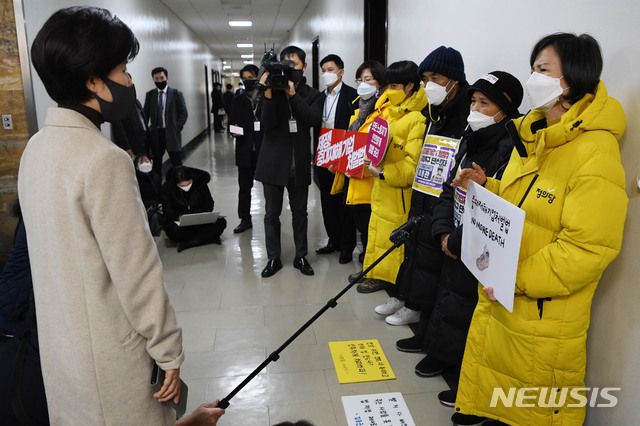 [서울=뉴시스] 전진환 기자 = 강은미(오른쪽부터) 정의당 원내대표, 고 김용균씨 어머니 김미숙 김용균재단이사장, 고 이한빛PD 아버지 이용관씨가 30일 여의도 국회에서 중대재해기업처벌법 논의를 위해 열린 법안심사제1소위원회 앞에서 백혜련 소위원장과 대화하고 있다.  (공동취재사진) 2020.12.30. photo@newsis.com