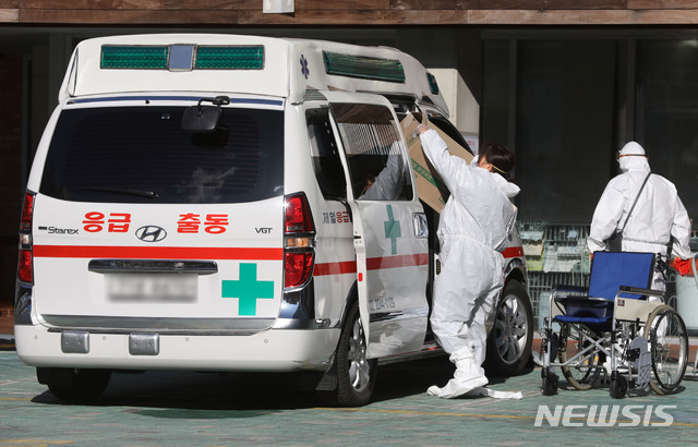 [서울=뉴시스] 지난해 12월30일 오후 서울 구로구 미소들요양병원에서 자택으로 이송되는 신종 코로나바이러스 감염증(코로나19) 무증상자의 물품을 한 관계자가 구급차에 싣고 있다. 사진은 기사와 관련이 없음.(사진=뉴시스DB). 2020.12.30. photo@newsis.com