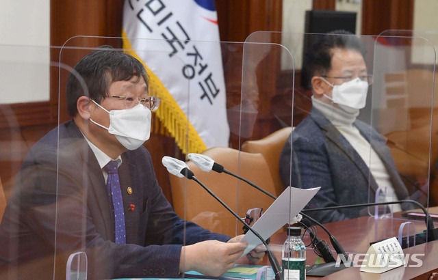 [서울=뉴시스]안일환 기획재정부 차관이 30일 서울 종로구 정부서울청사에서 열린 '제26차 재정관리점검회의'를 주재, 발언하고 있다. 2020.12.30. (사진=기획재정부 제공) photo@newsis.com