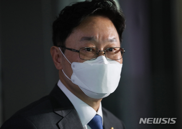 [서울=뉴시스] 최동준 기자 = 법무부 장관 후보자로 내정된 박범계 더불어민주당 의원이 30일 오후 서울 여의도 국회 의원회관에서 소감을 밝히고 있다. (공동취재사진) 2020.12.30. photo@newsis.com