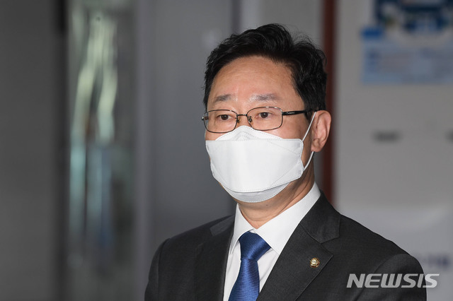 [서울=뉴시스] 최동준 기자 = 법무부 장관 후보자로 내정된 박범계 더불어민주당 의원이 지난 30일 오후 서울 여의도 국회 의원회관에서 소감을 밝히고 있다. (공동취재사진) 2020.12.30. photo@newsis.com