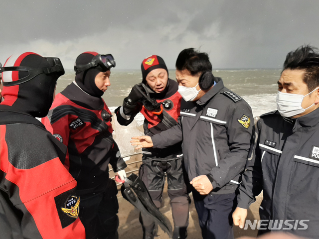 [제주=뉴시스]우장호 기자 = 김홍희 해양경찰청장이 30일 제주를 찾아 전복 사고로 선원이 실종된 한림선적 저인망어선 32명민호(39t) 현장 수색상황을 지휘 점검하고 있다. 김 청장은 현장을 방문한 자리에서 "내 가족을 찾는다는 심정으로 실종자 수색에 최선을 다해달라"고 당부했다. (사진=제주해경청 제공) 2020.12.30. woo1223@newsis.com