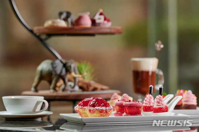 [서울=뉴시스]롯데호텔 서울 '2021 머스트 비 스트로베리' 