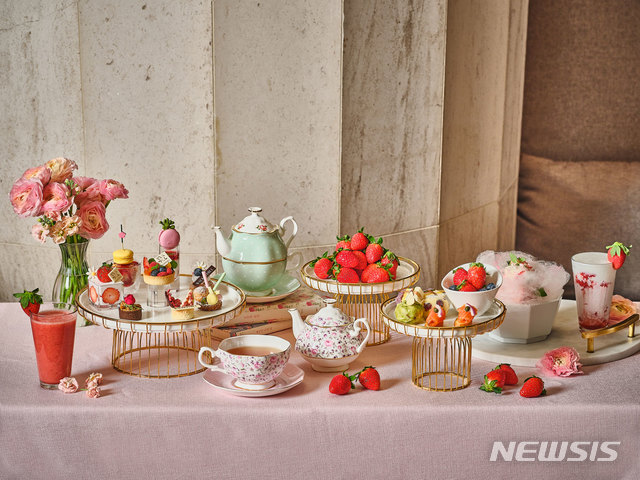 [서울=뉴시스]그랜드 워커힐 서울 ‘러블리 스트로베리’ 프로모션 