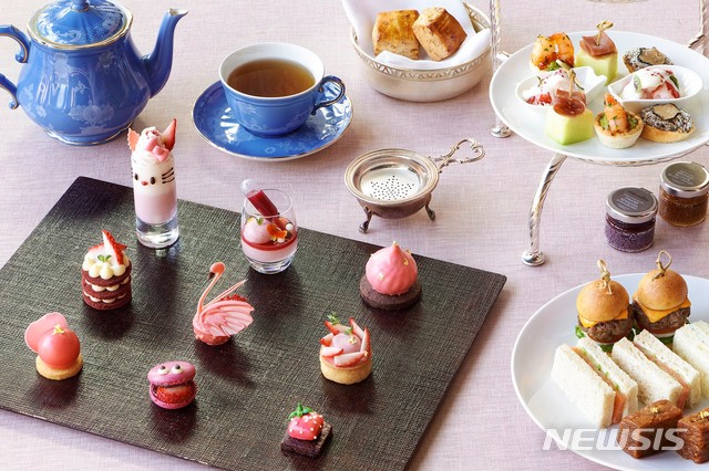 [서울=뉴시스]JW 메리어트 서울 '딸기 애프터눈 티 세트'