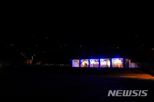 [서울=뉴시스] 서울 마포구 문화비축기지 내 조성된 조명전시 '빛의 바다' 모습. (사진=서울시 제공) 2020.12.31. photo@newsis.com 