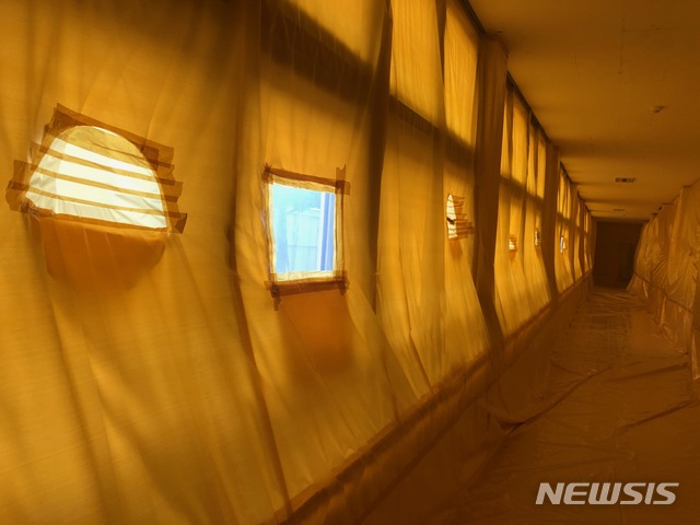 [안동=뉴시스] 지난 8월 안동초등학교에서 진행되고 있는 석면해체 공사 광경. (사진=경북교육청 제공) 2020.12.31