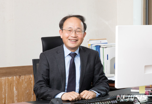 [전주=뉴시스]윤난슬 기자 = 전북대학교 김동욱 교수(공대 바이오메디컬공학부).(사진=전북대 제공) 