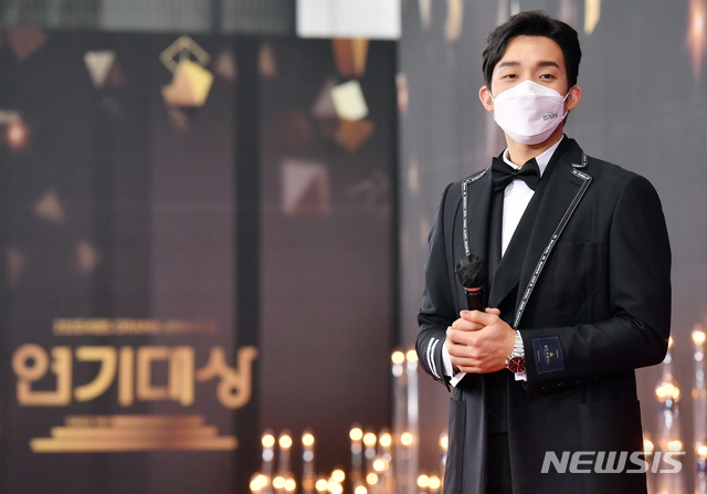 [서울=뉴시스] KBS 연기대상 신인상 배우 이상이. (사진=KBS 제공) 2020.12.31 photo@newsis.com