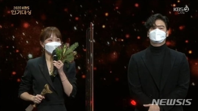 [서울=뉴시스]'오! 삼광빌라' 진기주, 이장우. (사진=KBS 연기대상 캡처) 2020.12.31 photo@newsis.com