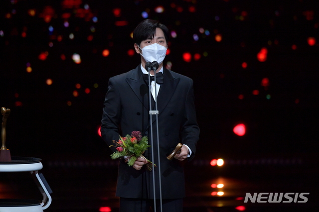 [서울=뉴시스] KBS 연기대상 우수상 수상자 배우 이상엽. (사진=KBS 제공) 2020.12.31 photo@newsis.com