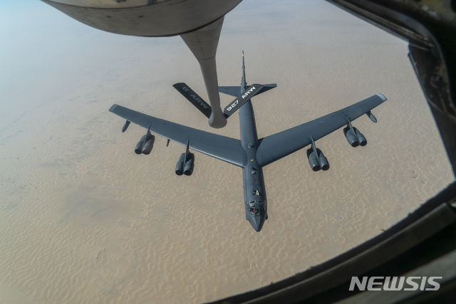 [미노트 공군기지(미 노스다코타주)= AP/뉴시스] 미국이 이란에 대한 무력과시용으로 페르샤만에 파견한 B52 전략폭격기가 12월 30일 미중부군사령부 관할 상공에서 KC-135유조기( 앞쪽)로부터 공중급유를 받고 있는 광경.&nbsp; 