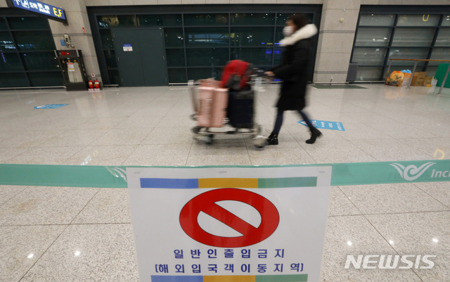 [인천공항=뉴시스]배훈식 기자 = 영국발 신종 코로나바이러스 감염증(코로나19) 변이 바이러스 국내 확진자가 5명으로 늘어난 지난달 31일 오전 인천국제공항 제1터미널 입국장에서 해외 입국자가 대기장소로 이동하고 있다. 2020.12.31. dahora83@newsis.com