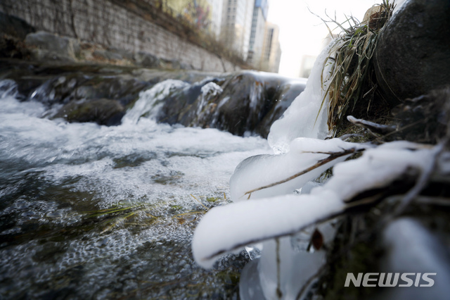 [서울=뉴시스] 고승민 기자 = 세밑 한파가 이어진 지난달 31일 서울 청계천 일대에 얼음이 얼어 있다. 2020.12.31. kkssmm99@newsis.com