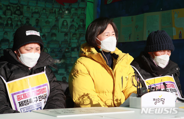 [서울=뉴시스] 전진환 기자 = 강은미 정의당 원내대표가 31일 오전 서울 여의도 국회 본청 앞 중대재해기업처벌법 농성장에서 열린 상무위원회에서 모두발언을 하고 있다.  (공동취재사진) 2020.12.31. photo@newsis.com