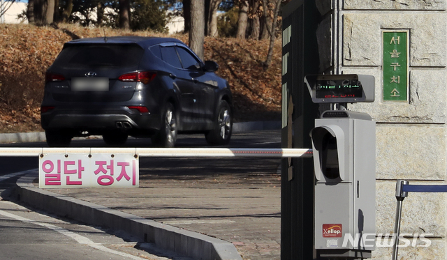 [서울=뉴시스]최진석 기자 = 31일 교정당국에 따르면 서울구치소 내 신종 코로나바이러스 감염증(코로나19) 확진 판정을 받은 수감자가 사망한것으로 알려졌다. 사진은 이날 오전 경기 의왕 서울구치소의 모습. 2020.12.31. myjs@newsis.com