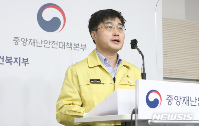 [세종=뉴시스]강종민 기자 = 윤태호 중앙사고수습본부 방역총괄반장(보건복지부 공공보건정책관)이 31일 오전 정부세종청사에서 신종 코로나바이러스 감염증(코로나19) 대응 현황을 브리핑 하고 있다. 2020.12.31.&nbsp; ppkjm@newsis.com