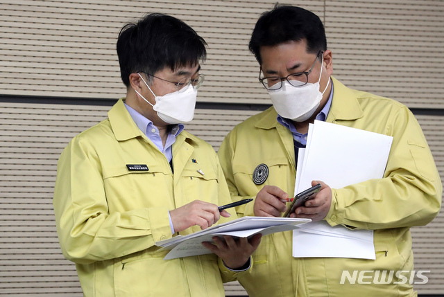 [세종=뉴시스]강종민 기자 = 윤태호 중앙사고수습본부 방역총괄반장(보건복지부 공공보건정책관)과 손영래 중앙사고수습본부 전략기획반장이 31일 오전 정부세종청사에서 열린 신종 코로나바이러스 감염증(코로나19) 대응 현황 브리핑에서 대화하고 있다. 2020.12.31.&nbsp; ppkjm@newsis.com