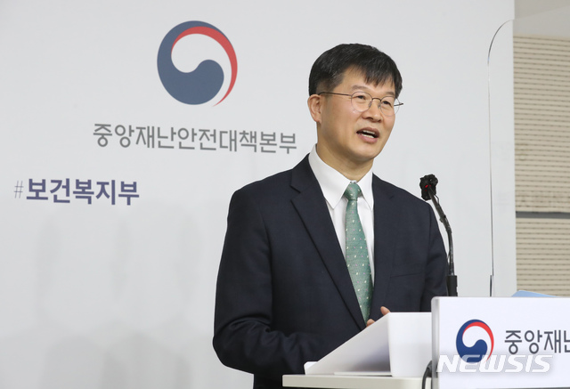 [세종=뉴시스]강종민 기자 = 이기일 보건복지부 보건의료정책실장이 31일 오전 정부세종청사에서 지난 8월 의사 국가시험(국시) 응시를 거부했던 의과대학생들에게 내년 추가 시험 기회를 부여하기로 했다고 밝히고 있다. 2020.12.31.&nbsp; ppkjm@newsis.com