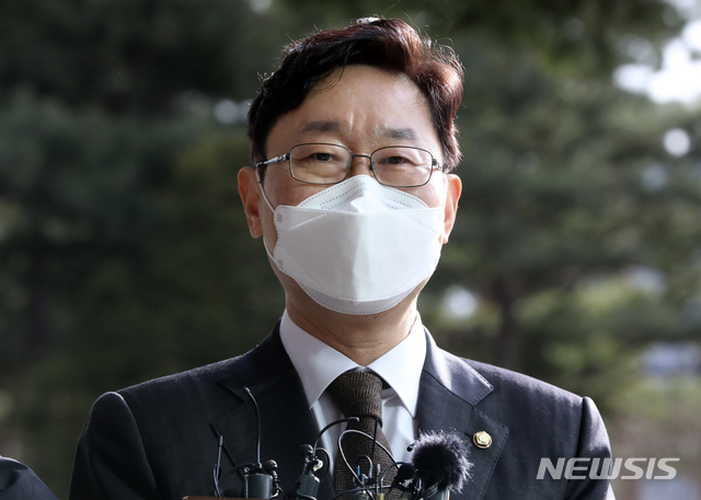 [서울=뉴시스]최진석 기자 = 박범계 법무부장관 후보자가 지난달 31일 오후 서울 서초구 서울고등검찰청에 마련된 인사청문회 준비 사무실로 출하며 취재진의 질문에 답하고 있다. 2020.12.31. myjs@newsis.com