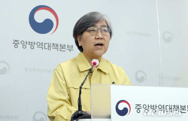 [청주=뉴시스]강종민 기자 = 정은경 질병관리청장이 31일 충북 청주 질병관리청에서 브리핑을 열고 모더나社와 코로나19 백신 4000만 회분의 선 구매 계약 체결을 완료했다고 밝히고 있다. 2020.12.31.&nbsp; ppkjm@newsis.com