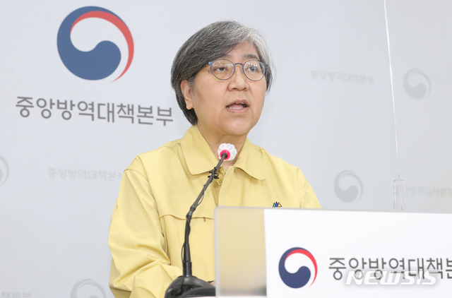 [청주=뉴시스]강종민 기자 = 정은경 질병관리청장이 지난해 12월31일 충북 청주 질병관리청에서 브리핑을 열고 모더나社와 코로나19 백신 4000만 회분의 선 구매 계약 체결을 완료했다고 밝히고 있다. 2020.12.31.    ppkjm@newsis.com