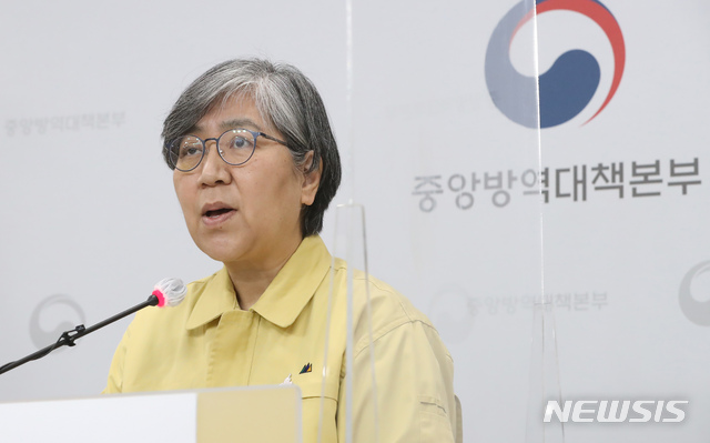 [청주=뉴시스]정은경 질병관리청장이 지난해 12월31일 충북 청주 질병관리청에서 브리핑을 열고 있는 모습. (사진=뉴시스DB). 2020.12.31.&nbsp; photo@newsis.com