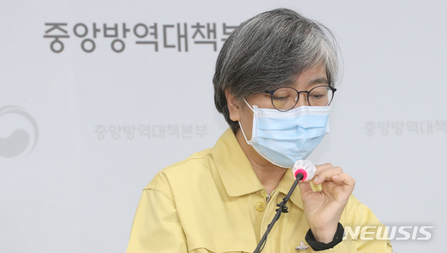 [청주=뉴시스]강종민 기자 = 정은경 질병관리청장이 31일 충북 청주 질병관리청에서 모더나社와 코로나19 백신 4000만 회분의 선 구매 계약 체결 완료 브리핑을 마친 뒤 마스크를 쓰고 있다. 2020.12.31.&nbsp; ppkjm@newsis.com