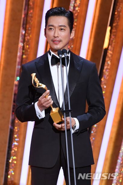 [서울=뉴시스]배우 남궁민이 '2020 SBS 연기대상' 대상을 받았다. (사진=SBS 제공) 2021.01.01. photo@newsis.com