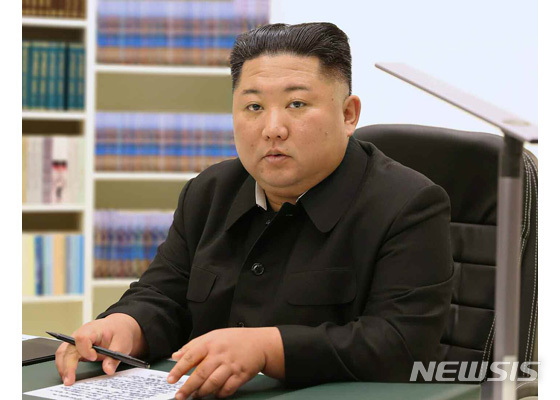 [서울=뉴시스] 김정은 북한 국무위원장이 1일 새해를 맞아 주민들에게 친필 서한을 보냈다고 북한 매체들이 보도했다. 2021.01.01. (사진=노동신문 캡처) photo@newsis.com 