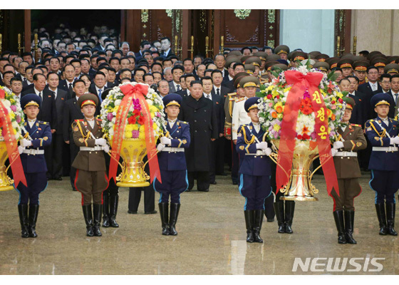 [서울=뉴시스] 김정은 북한 국무위원장이 새해 첫 공개행보로 노동당 간부 등 8차 당대회 대표자들과 함께 금수산태양궁전을 참배했다. 2021.01.01. (사진=노동신문 캡처) photo@newsis.com