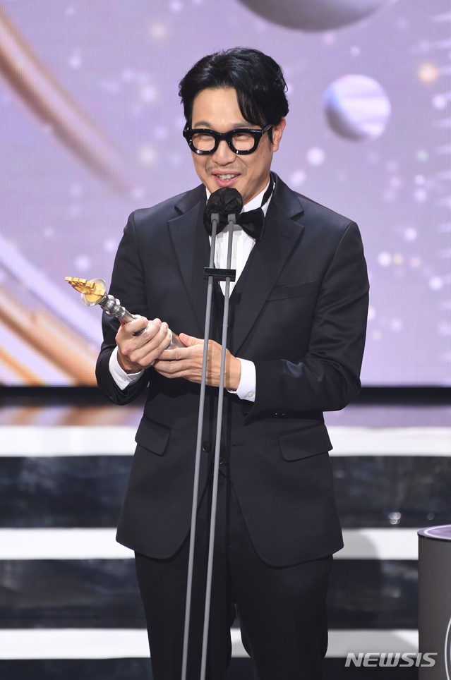 [서울=뉴시스]하하가 지난해 12월19일 열린 '2020 SBS 연예대상'에 참석해 쇼&버라이어티 부문 최우수상을 받았다. (사진=SBS 제공) 2021.01.01. photo@newsis.com