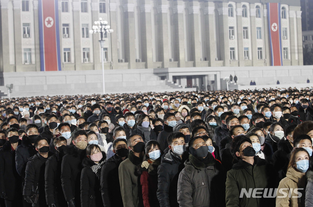  [평양=AP/뉴시스]1일 북한 평양 김일성광장에서 신년 국기게양식이 열려 광장을 메운 북한 주민들이 국기 게양 모습을 지켜보고 있다. 2021.01.01. 