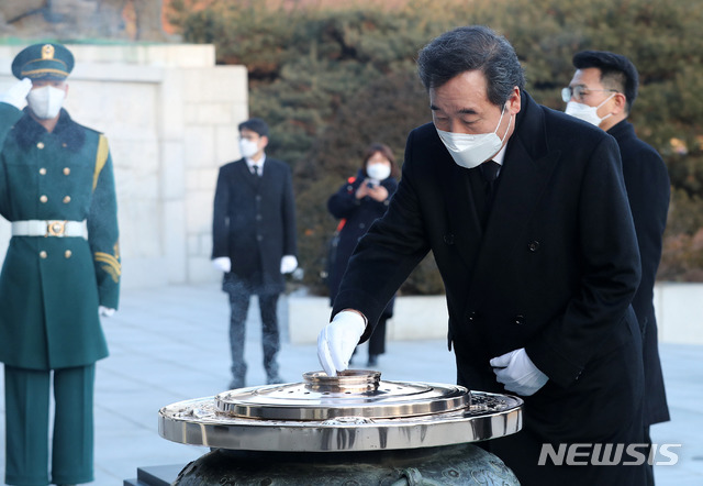 [서울=뉴시스] 전진환 기자 = 신축년 새해 첫 날인 1일 오전 이낙연 더불어민주당 대표가 서울 동작구 국립현충원 현충탑에서 참배하고 있다.  (공동취재사진) 2021.01.01. photo@newsis.com