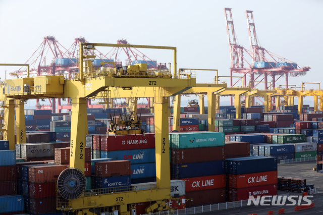 [인천=뉴시스] 이윤청 기자 = 인천 연수구 인천신항한진컨테이너터미널에서 화물 선적 및 하역 작업이 진행되고 있다. 2021.01.01. radiohead@newsis.com