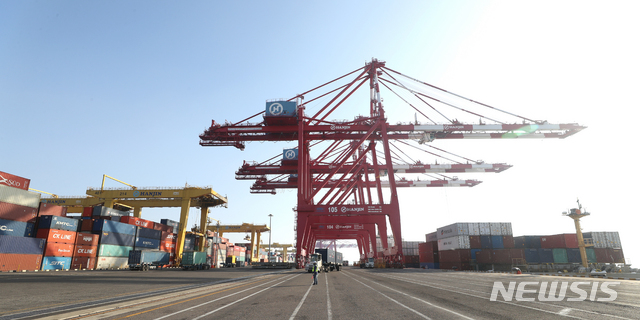 [인천=뉴시스] 이윤청 기자 = 1일 오전 인천 연수구 인천신항한진컨테이너터미널에서 화물 선적 및 하역 작업이 진행되고 있다. 2021.01.01. radiohead@newsis.com
