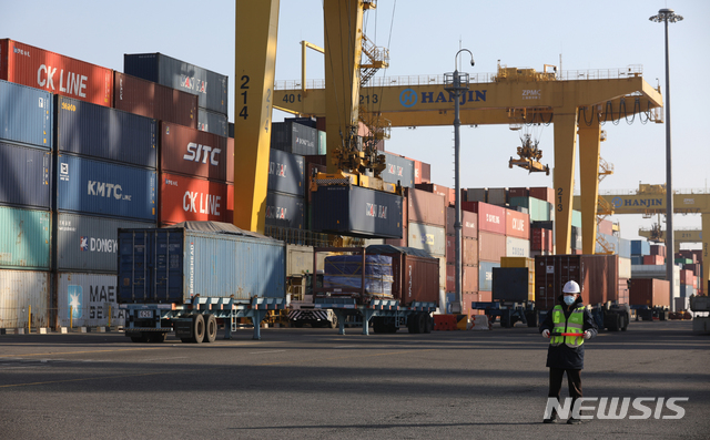 [인천=뉴시스] 이윤청 기자 = 1일 오전 인천 연수구 인천신항한진컨테이너터미널에서 화물 하역 작업이 진행되고 있다. 2021.01.01. radiohead@newsis.com