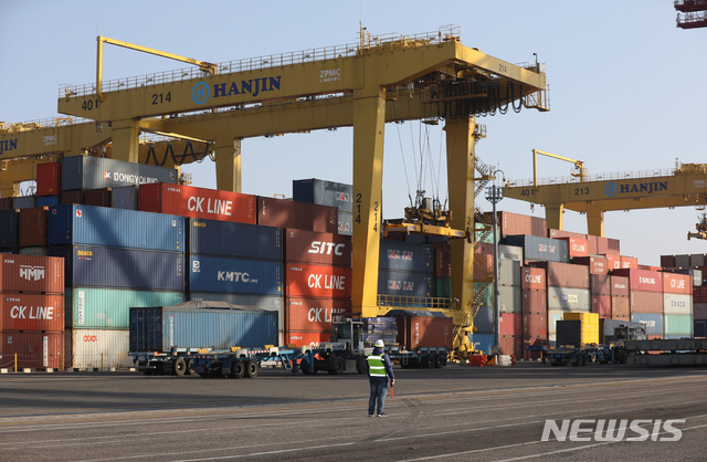 [인천=뉴시스] 이윤청 기자 = 1일 오전 인천 연수구 인천신항한진컨테이너터미널에서 화물 하역 작업이 진행되고 있다. 2021.01.01. radiohead@newsis.com