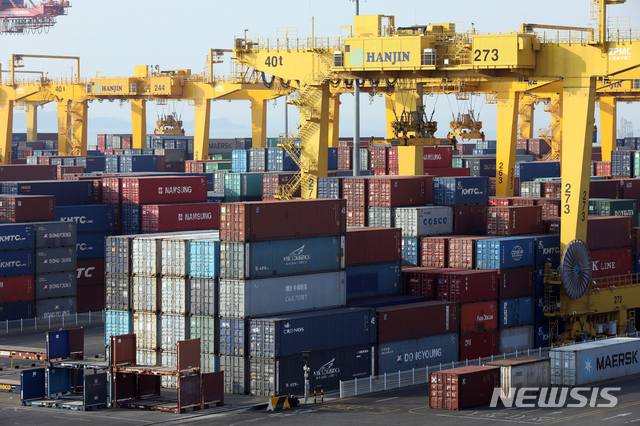 [인천=뉴시스] 이윤청 기자 = 1일 오전 인천 연수구 인천신항한진컨테이너터미널에 컨테이너가 쌓여 있다. 2021.01.01. radiohead@newsis.com 